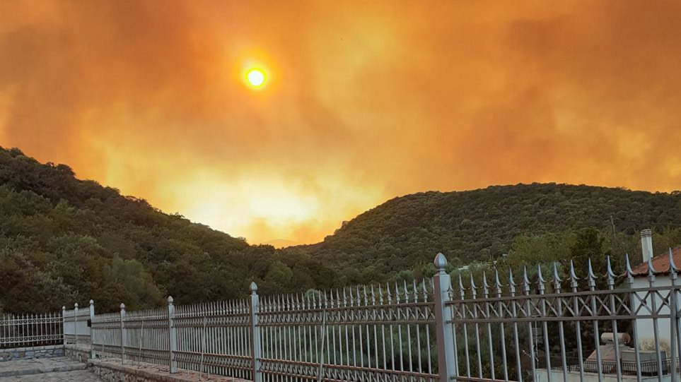 Ανεξέλεγκτη η φωτιά στη Μάνη: Ορατά από το διάστημα τα πύρινα μέτωπα (ΦΩΤΟ-VIDEO)