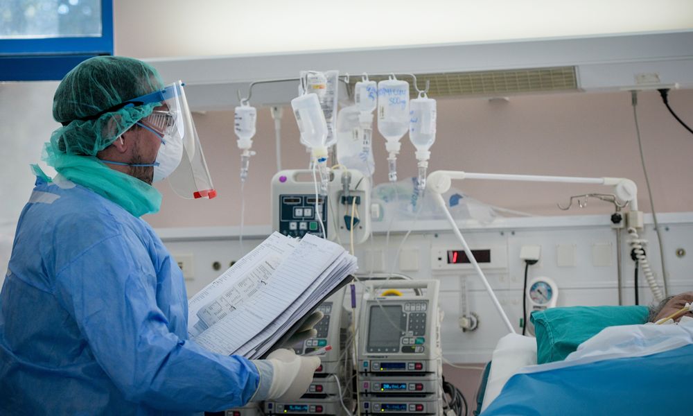 Συγκλονίζει νοσηλεύτρια στο Σωτηρία: «Όσοι μπαίνουν πια στις ΜΕΘ, δε βγαίνουν»