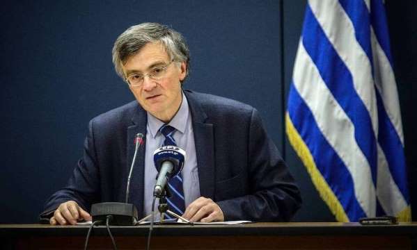 Selfie με μέτρα: Η φωτογραφία του Σωτήρη Τσιόδρα με ηλικιωμένη στην Κυψέλη (ΦΩΤΟ)