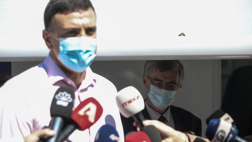 Ο Τσιόδρας απομακρυνόταν από τους δημοσιογράφους και ζητούσε από τoν Κικίλια να κάνει πίσω (vid)