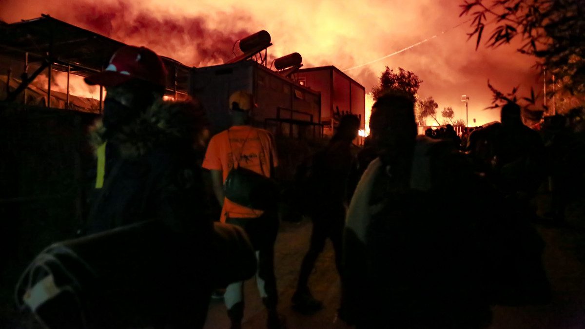 Κόλαση στη Μόρια: ΜΑΤ από την Αθήνα στο νησί- Ολοσχερής η καταστροφή στη δομή