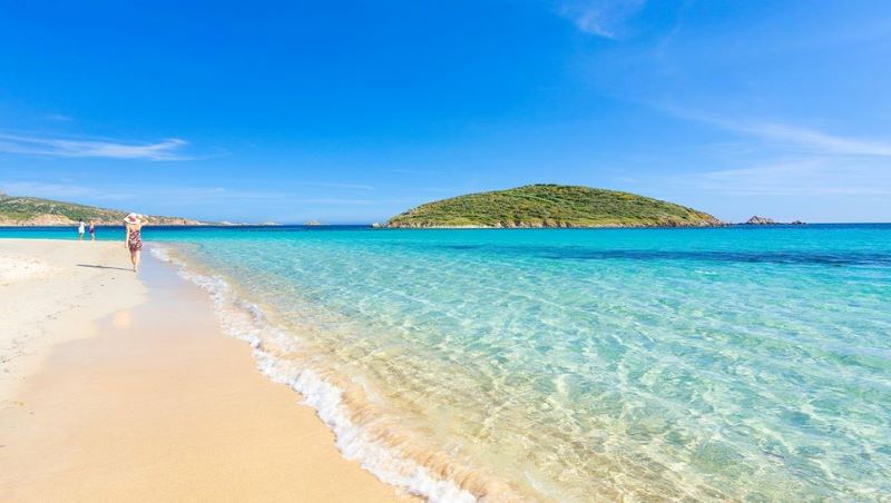 Ιταλία: Πρόστιμο 1.000 ευρώ σε τουρίστα που πήρε μαζί της 2 κιλά άμμου της Σαρδηνίας