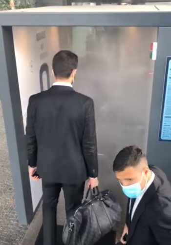 Πέρασαν από ειδικό μηχάνημα απολύμανσης οι παίκτες της ΑΕΚ (ΒΙΝΤΕΟ)