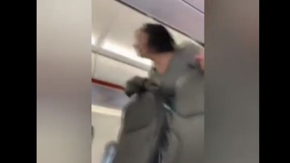 Χαμός σε πτήση: Γυναίκα αρνητής της μάσκας έβηχε επίτηδες στους επιβάτες (ΒΙΝΤΕΟ)