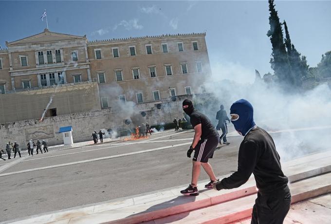 Επεισόδια με μολότοφ και χημικά έξω από τη Βουλή στο μαθητικό συλλαλητήριο