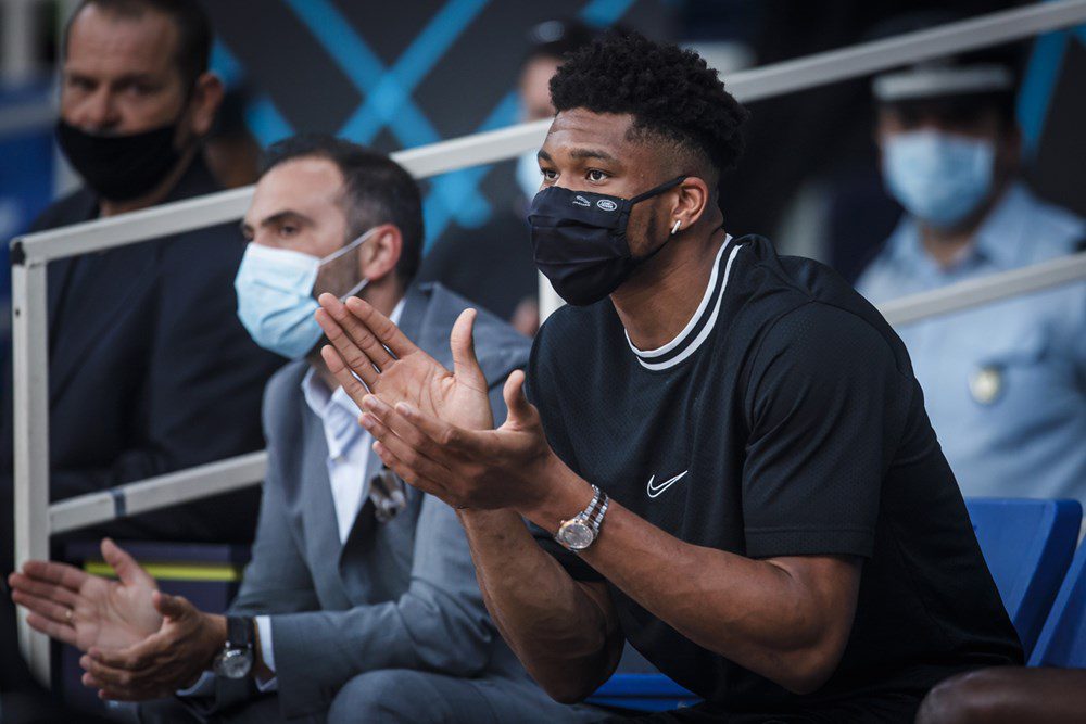 Ο Αντετοκούμπο στο πλευρό της ΑΕΚ (ΦΩΤΟ)