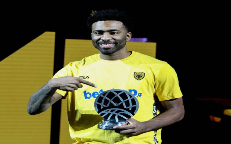 Παρέλαβε το βραβείο του MVP ο Λάνγκφορντ