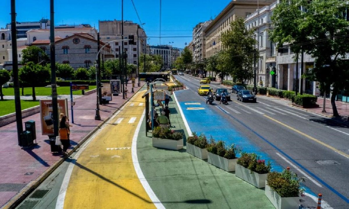 Αδιανόητο! Γέμισαν με κάνναβη τις ζαρντινιέρες της Πανεπιστημίου (Pics)