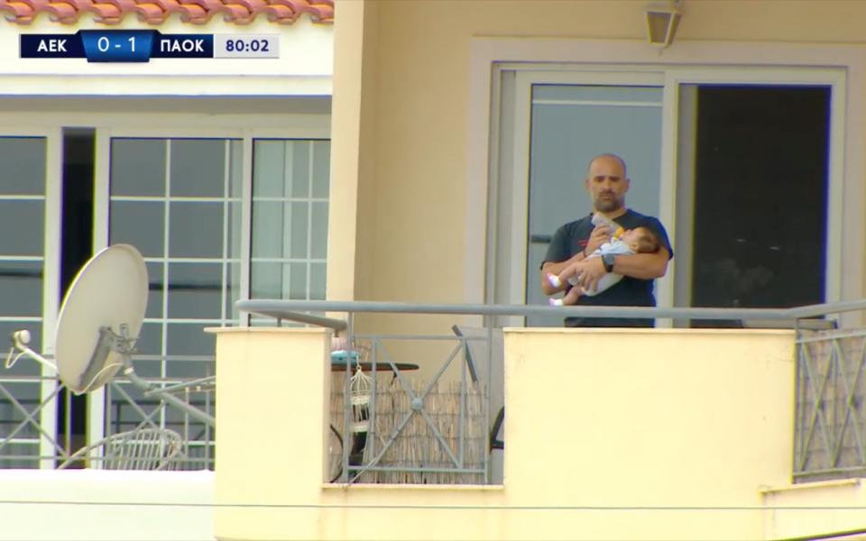 Επικό σκηνικό στο ΑΕΚ-ΠΑΟΚ Κ19: Τάιζε το μωρό στο μπαλκόνι κι έβλεπε το παιχνίδι (pic)