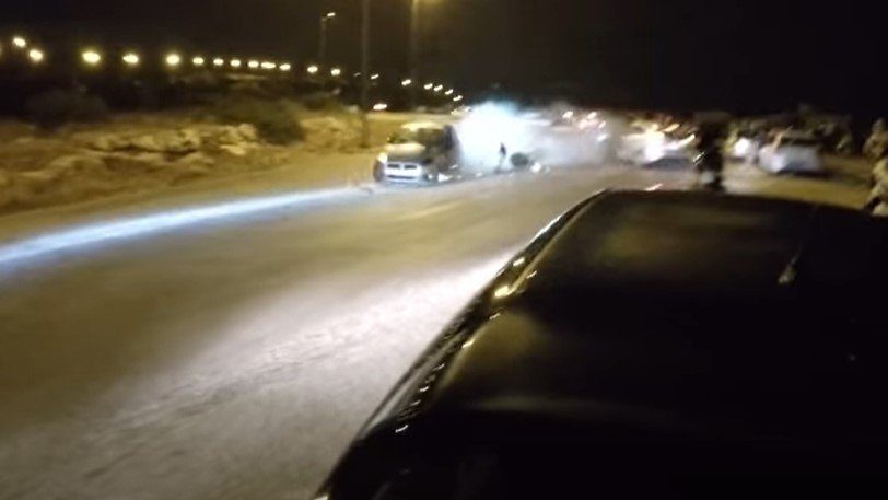 Απίστευτο τροχαίο στα Λιμανάκια Βουλιαγμένης: Έτρεχε με ιλιγγιώδη ταχύτητα και παρέσυρε αυτοκίνητο και μηχανή (vid)