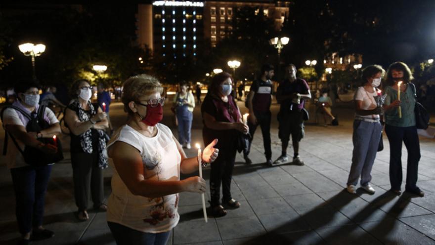 Δίκη Χρυσής Αυγής: Με κεριά στο Σύνταγμα για τα θύματα εν αναμονή της απόφασης (pic+vid)