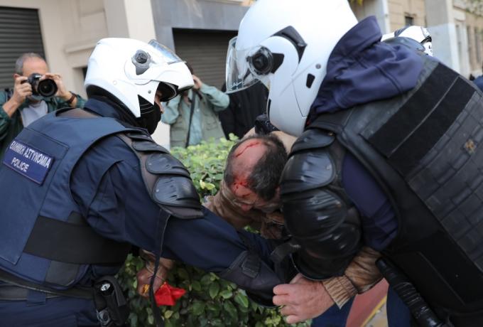 Ένταση στο κέντρο – Καταγγέλει επίθεση των ΜΑΤ ο Κουτσούμπας