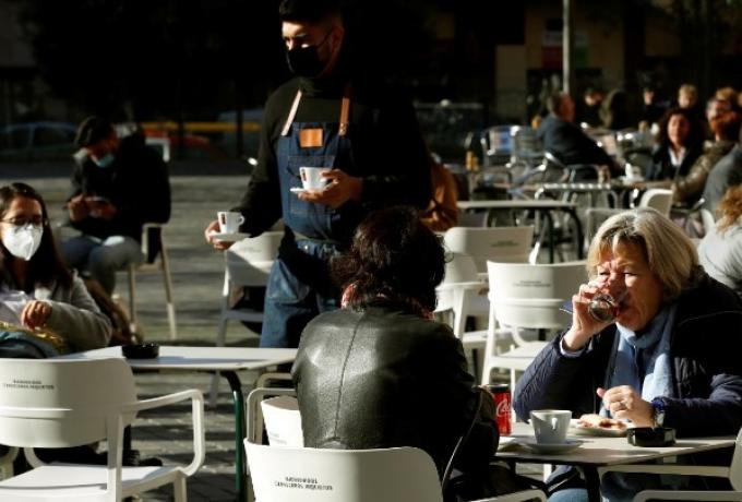 Άνοιξαν μπαρ και εστιατόρια στη Βαρκελώνη έπειτα από 5 εβδομάδες