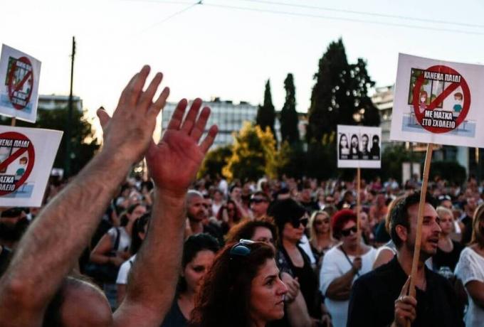Κορωνοϊός: Πρόστιμα και αυτόφωρο για αρνητές της μάσκας στο Σύνταγμα