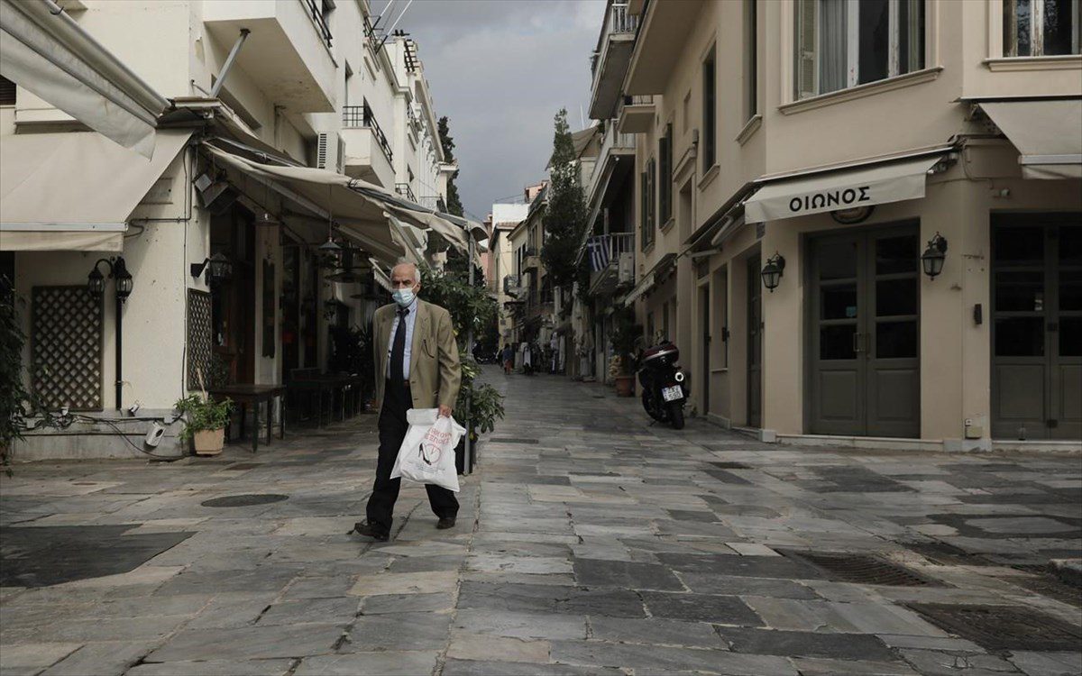 Oι γιατροί προειδοποιούν: «Ξεχάστε τα ρεβεγιόν – Θα υπάρξει και τρίτο lockdown αν…»