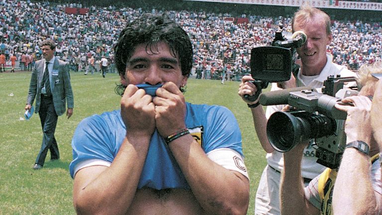 «Ο Ντιέγκο ζει μέσα μας»: Η Νάπολη τίμησε τα 65α γενέθλια του Μαραντόνα με μια συγκινητική πομπή