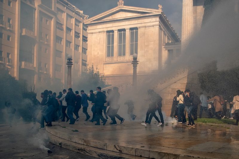 Πολυτεχνείο: H στιγμή της αστυνομικής επίθεσης σε βάρος διαδηλωτών