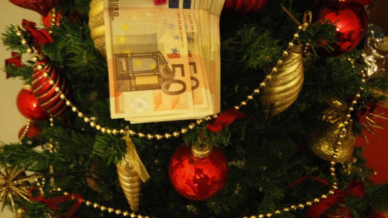 Καταγγελίες για εργοδότες που παίρνουν πίσω το δώρο των Χριστουγέννων