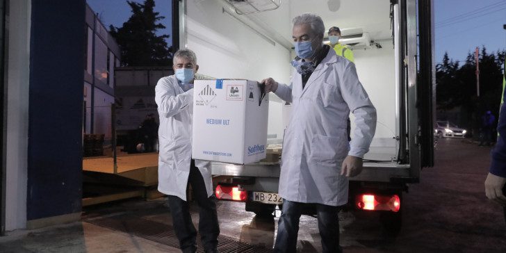 Κορωνοϊός: Έφτασαν στην Αθήνα τα εμβόλια!