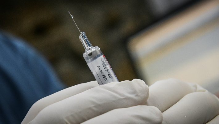 Εμβόλιο Pfizer: Πόσες παρενέργειες καταγράφηκαν μετά από 1.000.000 εμβολιασμούς
