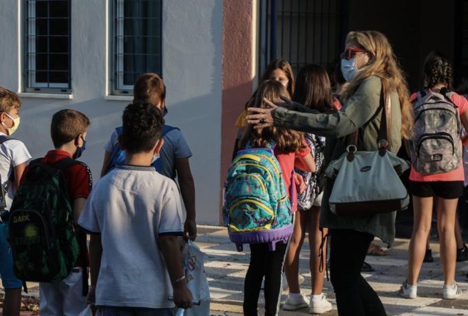 Σχολεία: Ανοιγμα με αυστηρά μέτρα για μαθητές, εκπαιδευτικούς – Τεστ, κλιμακωτό ωράριο