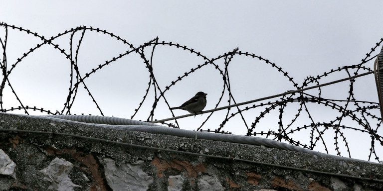 Απόπειρα απόδρασης και πυροβολισμοί στις φυλακές Αυλώνα -Πέντε κρατούμενοι έφτασαν μέχρι τον τελευταίο μαντρότοιχο