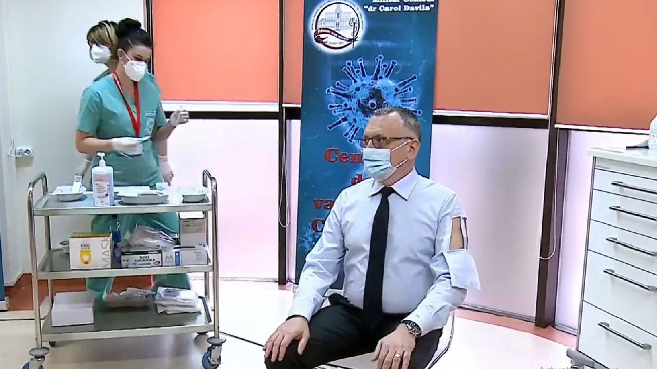 Ρουμάνος υπουργός πήγε να εμβολιαστεί φορώντας πουκάμισο με… ειδικό πορτάκι (vid)