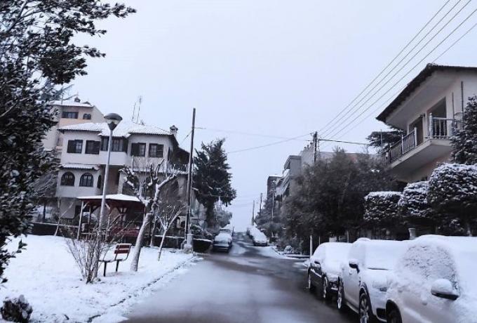 Συνεχίζεται η χιονόπτωση – Χωρίς προβλήματα η κυκλοφορία οχημάτων