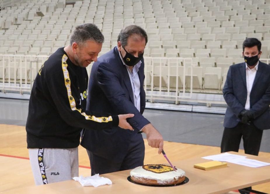 Έκοψε πίτα η “Βασίλισσα”