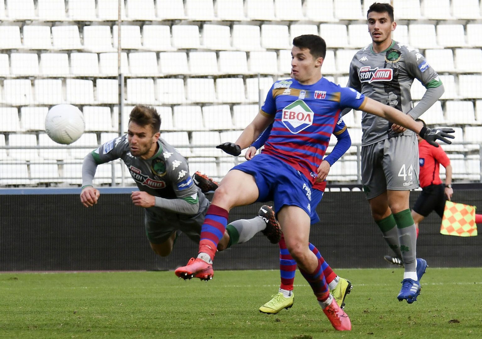 Κοιτάζει Δουβίκα η ΑΕΚ