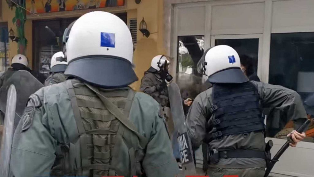 Θεσσαλονίκη: Αυτό είναι το βίντεο με τα χτυπήματα αστυνομικών των ΜΑΤ που προκάλεσε εισαγγελική παρέμβαση (vid)
