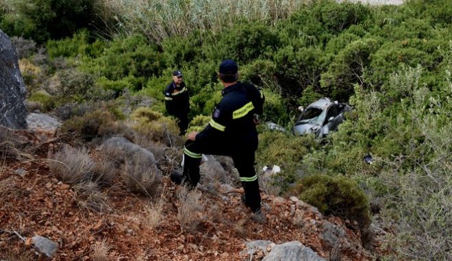 Κερατέα: Αυτοκίνητο έπεσε σε γκρεμό – Χωρίς τις αισθήσεις του ανασύρθηκε ο οδηγός
