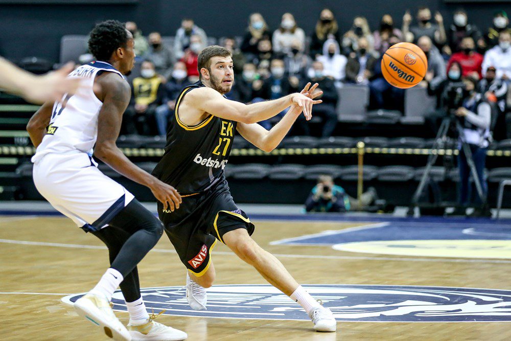 Ρογκαβόπουλος: Υποψήφιος καλύτερος νέος παίκτης στο ΒCL (pic)