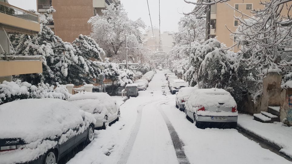Ιστορικός χιονιάς στην Αττική-Προβλήματα στις μετακινήσεις