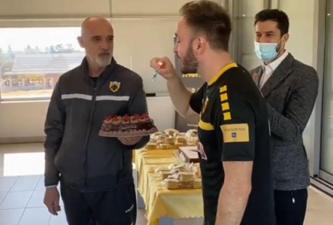 ΑΕΚ: Τούρτα έκπληξη για τον Τάνκοβιτς (vid)