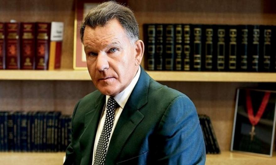 Κούγιας: «Θα μηνύσω τους αστυνομικούς αν δεν συλλάβουν τον αλήτη τον χοντρό στον πάγκο της Λαμίας»