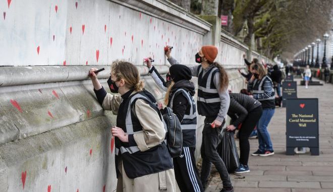 Βρετανία – κορωνοϊός: Τοιχογραφία με 150.000 καρδιές για τα θύματα της πανδημίας