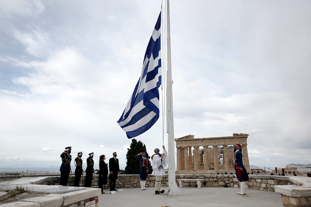 Ακρόπολη: Συγκίνηση στην έπαρση της ελληνικής σημαίας (vid)