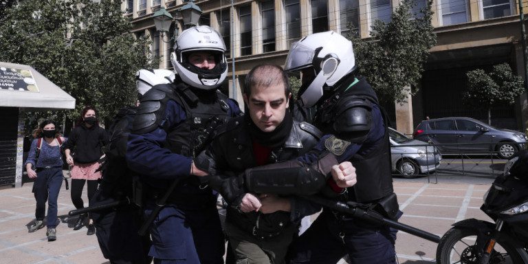 Αφέθηκε ελεύθερος ο γιος του Δημήρη Κουφοντίνα- Του επιβλήθηκε πρόστιμο