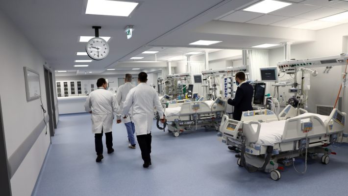 Γέμισαν νέους τα νοσοκομεία: Αυτό το νούμερο των διασωληνωμένων θα έπρεπε να μας τρομάζει