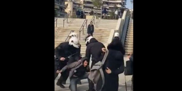 Νέα Σμύρνη: Το αποκαλυπτικό βίντεο και το ανεκδιήγητο ξύλο της Αστυνομίας (vid)