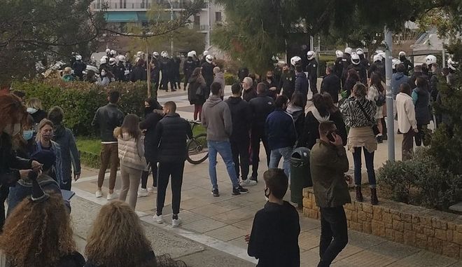 Νέα Σμύρνη: Αναίτια βία, πρόστιμα και προσαγωγές στην πλατεία