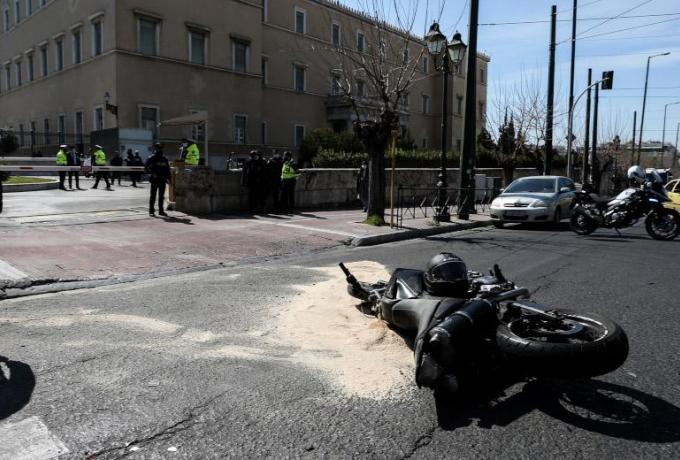 Κλινικά νεκρός 23χρονος σε τροχαίο μπροστά στη Βουλή με υπηρεσιακό αυτοκίνητο που οδηγούσε αστυνομικός
