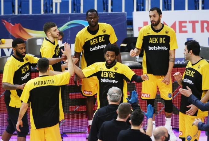 «Ντόπες» του κόσμου της ΑΕΚ στην Πάτρα (vid)