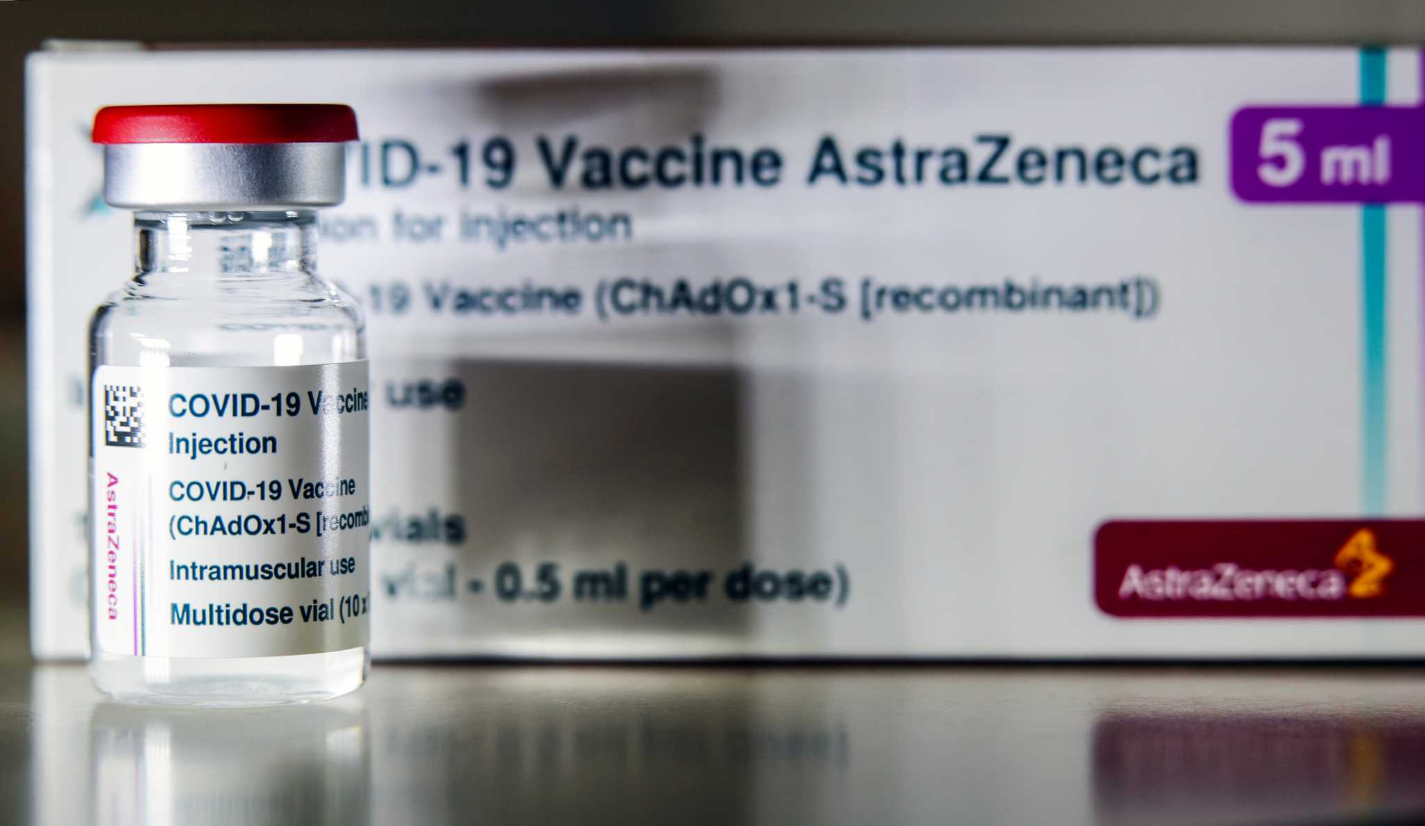 Εμβόλιο AstraZeneca: Παύση για τους κάτω των 60 – Κανονικά η δεύτερη δόση
