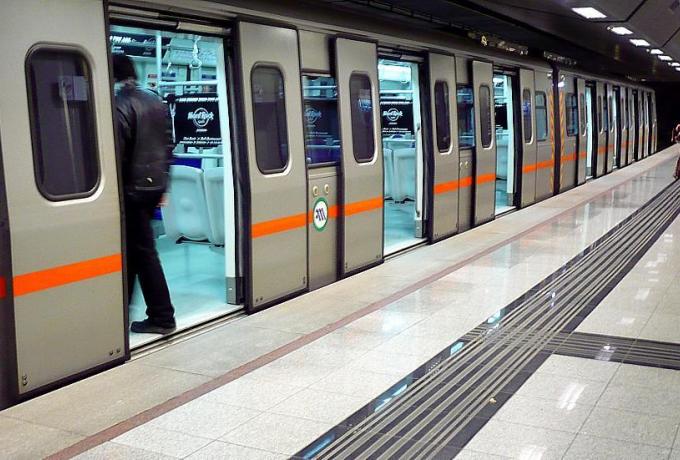 Μετρό «Πανόρμου»: Νεκρή η γυναίκα που έπεσε στις γραμμές