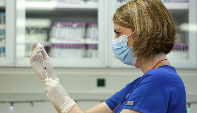 Θεμιστοκλέους: Όλα τα εμβόλια διαθέσιμα για τους 40-44