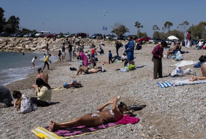 Καιρός 1/7: Ηλιοφάνεια στην Αττική, συννεφιά στην Θεσσαλονίκη – Πού θα δούμε 40άρι