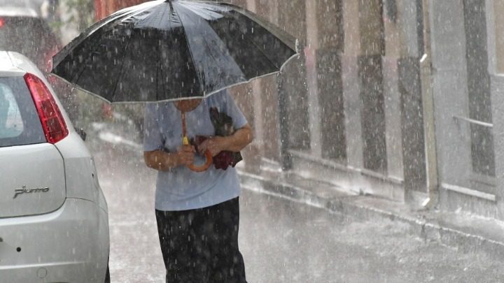 Λασποβροχές, καταιγίδες και πιθανώς χαλαζοπτώσεις τη Δευτέρα