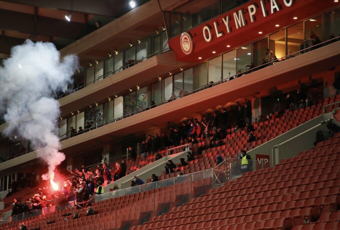 Τραυματίας αστυνομικός μέσα στο γήπεδο σε επεισόδια με οπαδούς του Ολυμπιακού!